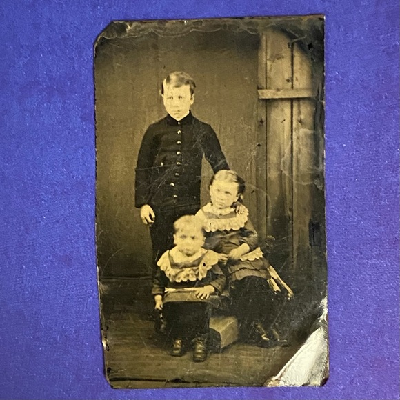 Antique Ferrotype Tintype of Three Children 1850’s to 1870’s - Picture 3 of 6